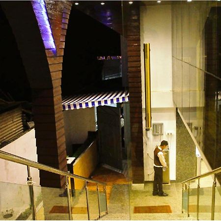Hotel Rajashree Palace Силигури Екстериор снимка