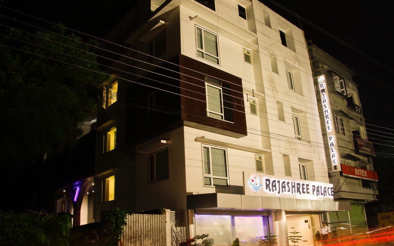 Hotel Rajashree Palace Силигури Екстериор снимка