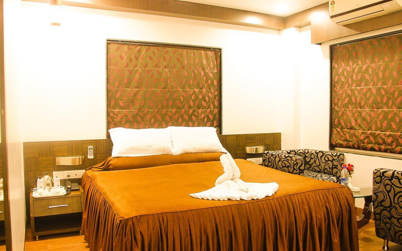 Hotel Rajashree Palace Силигури Екстериор снимка