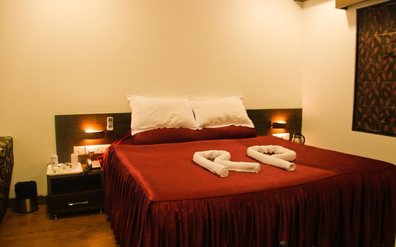 Hotel Rajashree Palace Силигури Екстериор снимка