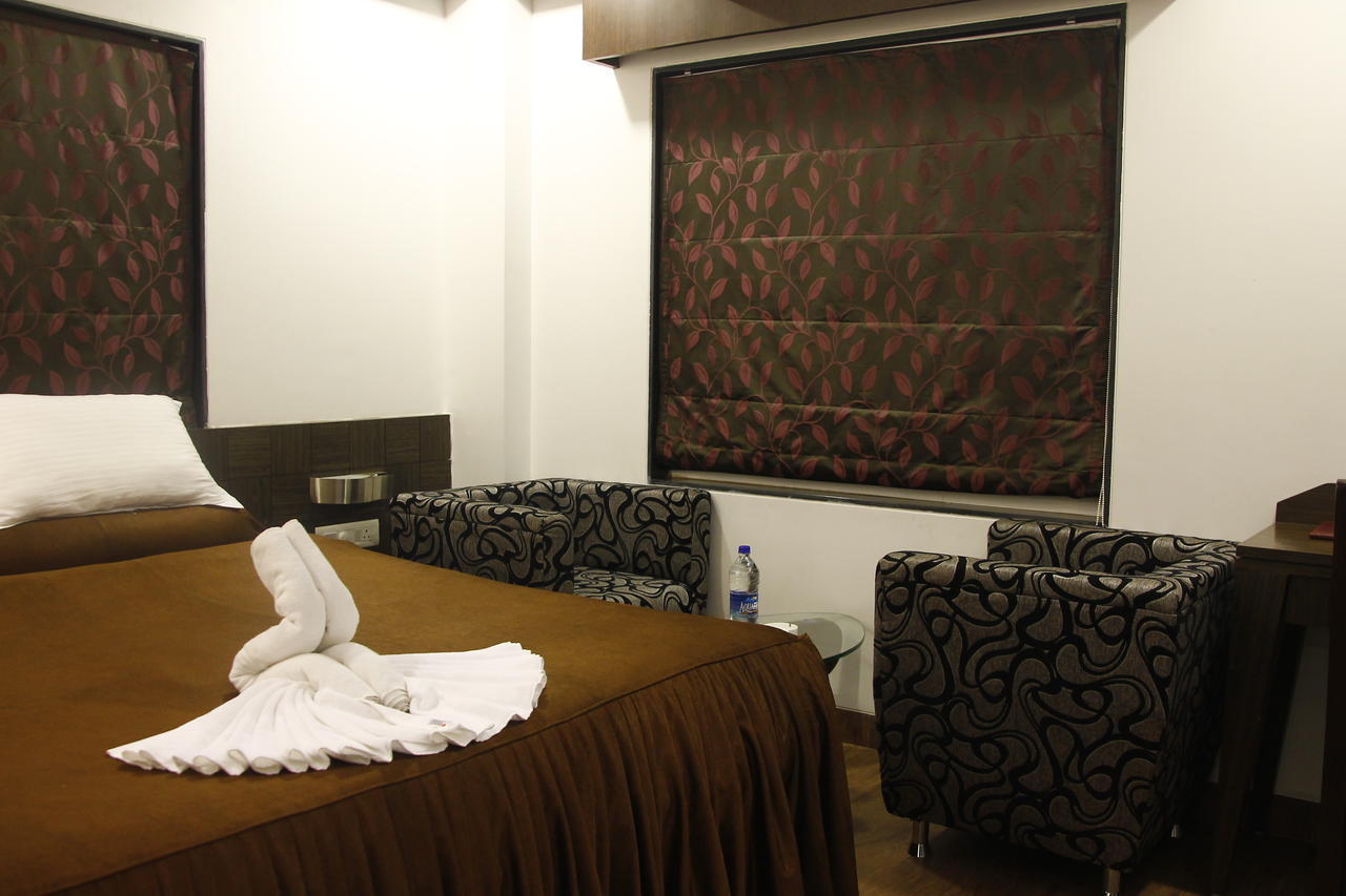 Hotel Rajashree Palace Силигури Екстериор снимка