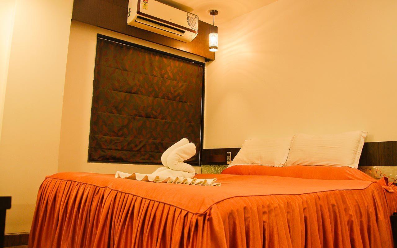 Hotel Rajashree Palace Силигури Екстериор снимка
