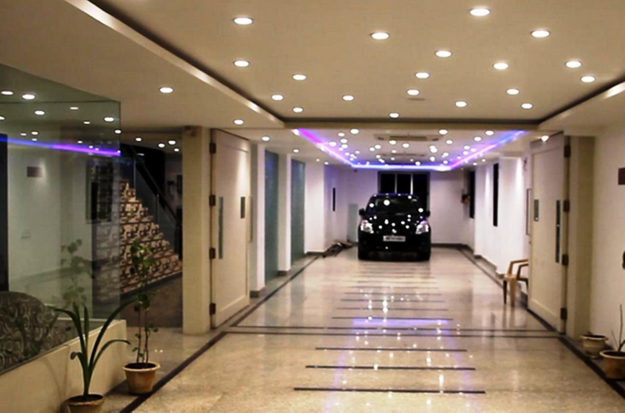 Hotel Rajashree Palace Силигури Екстериор снимка